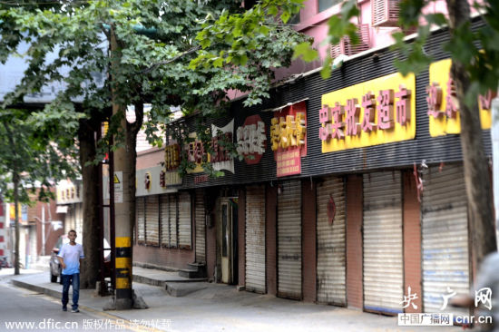 2014年7月1日,，濟(jì)南市數(shù)百家個(gè)體經(jīng)營的快餐店、海鮮店,、燒烤店等餐飲店全部大門緊閉,，昔日門前擺滿桌椅擠滿人的場面沒有了，只有空蕩蕩的街道,。
