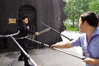 近一米長(zhǎng)的大砍刀被特警奪下 近一米長(zhǎng)的大砍刀被特警奪下