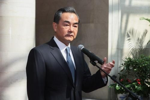 王毅寄語外交部新干部:堅決維護好國家利益