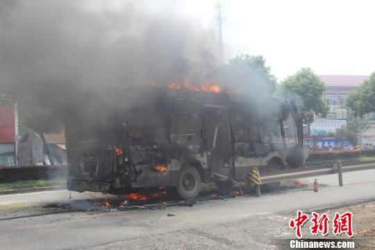 圖為公交車著火現(xiàn)場(chǎng)。 房佳濱 攝 圖為公交車著火現(xiàn)場(chǎng),。 房佳濱 攝