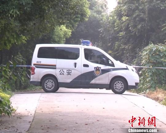 當(dāng)?shù)鼐皆诂F(xiàn)場(chǎng)進(jìn)行進(jìn)一步的案情偵辦工作 唐鈺煒 攝 當(dāng)?shù)鼐皆诂F(xiàn)場(chǎng)進(jìn)行進(jìn)一步的案情偵辦工作 唐鈺煒 攝