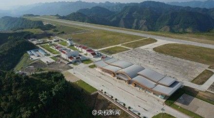 該機場劈山而建,,平坦的跑道和停機坪與周邊陡峭山體形成鮮明對比,,宛如電影場景。 該機場劈山而建,,平坦的跑道和停機坪與周邊陡峭山體形成鮮明對比,,宛如電影場景。