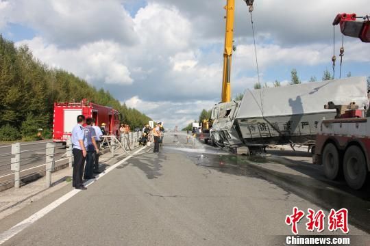 28日12時許,黑龍江省哈同高速300公里路段(依蘭縣境內(nèi)),,一輛運(yùn)鈔車在行駛過程中,,由于爆胎導(dǎo)致側(cè)翻,所幸沒有造成人員傷亡,。圖為事故救援現(xiàn)場 鞏鳳祥 攝 28日12時許,,黑龍江省哈同高速300公里路段(依蘭縣境內(nèi)),一輛運(yùn)鈔車在行駛過程中,,由于爆胎導(dǎo)致側(cè)翻,,所幸沒有造成人員傷亡。圖為事故救援現(xiàn)場 鞏鳳祥 攝