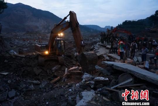 貴州福泉山體滑坡已造成14人遇難,,22人受傷,,11人失聯(lián)。貴州省長陳敏爾在災(zāi)難現(xiàn)場提出把救人放在第一位,,抓好災(zāi)情原因調(diào)查, 王晶 攝 貴州福泉山體滑坡已造成14人遇難,22人受傷,11人失聯(lián)。貴州省長陳敏爾在災(zāi)難現(xiàn)場提出把救人放在第一位,,抓好災(zāi)情原因調(diào)查,, 王晶 攝