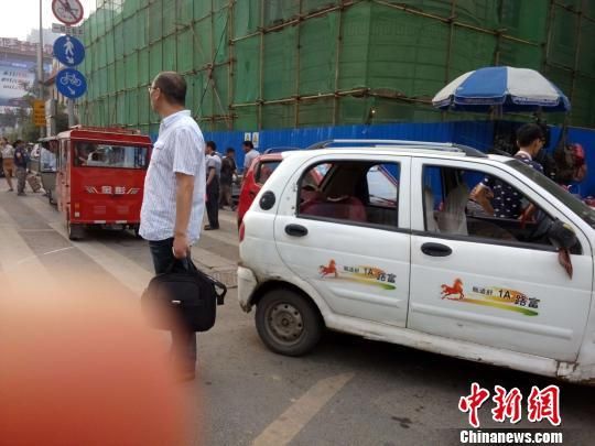 盡管進(jìn)行了整治,，濟(jì)南火車站不遠(yuǎn)處的路口，仍然有黑出租出沒。 曲成蘭 攝