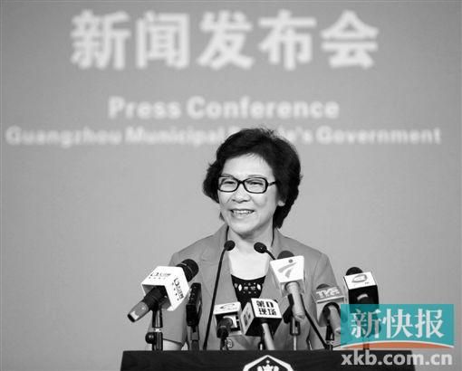 副市長貢兒珍回答記者提問,。寧彪/攝