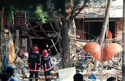 昨日5時許,朝陽左家莊北里12號樓發(fā)生爆燃事故致2死8傷,,消防員正查看爆炸現(xiàn)場。圖/東方IC 昨日5時許,朝陽左家莊北里12號樓發(fā)生爆燃事故致2死8傷,,消防員正查看爆炸現(xiàn)場。圖/東方IC