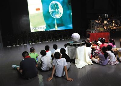 6月20日,，北京天文館,，小學生們在看中國航天史上首次太空授課,。9月1日起,，中小學生每周將會有至少半天的時間,，到社會課堂上課,。新京報記者 韓萌 攝
