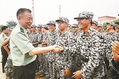 北京衛(wèi)戍區(qū)司令員檢查北大學(xué)生軍訓(xùn) 北京衛(wèi)戍區(qū)司令員檢查北大學(xué)生軍訓(xùn)