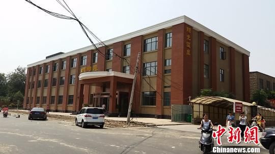 新建的三層樓房準(zhǔn)備開設(shè)洗浴場所.jpg 王登峰 攝