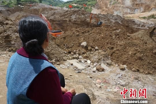 8月30日,73歲的周開秀頂著烈日,,守候救援人員搜救自己的孫女。 王晶 攝 8月30日,,73歲的周開秀頂著烈日,,守候救援人員搜救自己的孫女。 王晶 攝