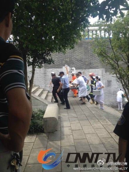 醫(yī)護人員救助傷員 醫(yī)護人員救助傷員