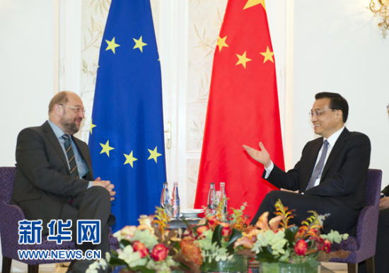 當?shù)貢r間10月11日下午,,中國國務(wù)院總理李克強在漢堡會見歐洲議會議長舒爾茨,。 新華社記者 謝環(huán)馳 攝 當?shù)貢r間10月11日下午,,中國國務(wù)院總理李克強在漢堡會見歐洲議會議長舒爾茨。 新華社記者 謝環(huán)馳 攝