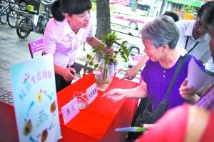 資料圖:廣東街道人員向居民宣傳預(yù)防登革熱措施,。信息時(shí)報(bào) 資料圖:廣東街道人員向居民宣傳預(yù)防登革熱措施。信息時(shí)報(bào)