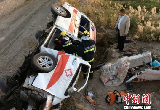 10月12日7時許,，一輛救護車從新疆烏魯木齊向河南轉(zhuǎn)運1名重癥病人,，行至連霍高速甘肅玉門附近，發(fā)生側(cè)翻沖下高速,。中國新聞網(wǎng) 鐘欣 攝