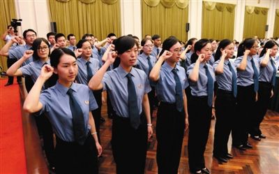 昨日,檢察官助理在任命儀式上宣誓,。 昨日,檢察官助理在任命儀式上宣誓,。