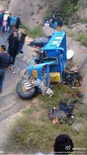 甘肅環(huán)縣載客農(nóng)用三輪車發(fā)生側(cè)翻 甘肅環(huán)縣載客農(nóng)用三輪車發(fā)生側(cè)翻