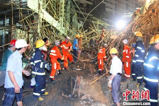 現(xiàn)場(chǎng)有公安,、消防、施工方工作人員和當(dāng)?shù)厝罕娊偃送度刖仍小?章肖 攝 現(xiàn)場(chǎng)有公安,、消防,、施工方工作人員和當(dāng)?shù)厝罕娊偃送度刖仍小?章肖 攝