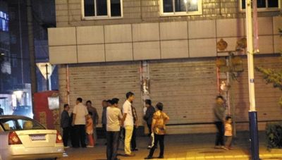 9月6日,地震發(fā)生后,群眾聚集在涿鹿縣街頭。新華社發(fā) 9月6日,地震發(fā)生后,群眾聚集在涿鹿縣街頭。新華社發(fā)