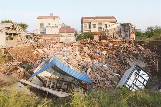 江夏區(qū)法泗鎮(zhèn)發(fā)生地陷，兩棟民房垮塌,。