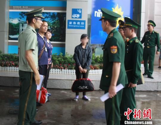 圖為獲解救的13歲越南少女通過東興口岸回國。 黃卓 攝