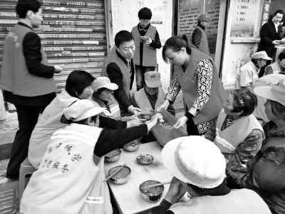 昨天早上,，周口市區(qū)的愛心早餐店剛開張,，就吸引不少環(huán)衛(wèi)工人前來用餐,。