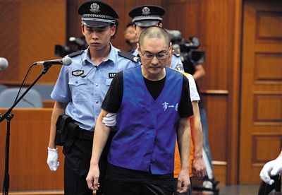 去年9月16日,,韓磊被帶進(jìn)法庭受審,。 新京報(bào)記者 王貴彬 攝 去年9月16日,,韓磊被帶進(jìn)法庭受審。 新京報(bào)記者 王貴彬 攝