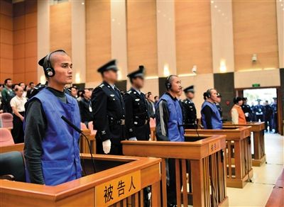 被告人在法庭上,。昨日,，云南省高級人民法院二審公開開庭審理昆明火車站“3·01”嚴(yán)重暴力恐怖犯罪案件。