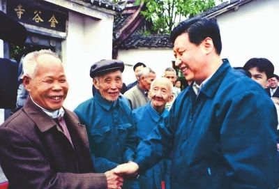 一九九九年十一月,,時任福建省委副書記、代省長習(xí)近平在永定暴動舊址——金谷寺前慰問“五老”人員代表,。 一九九九年十一月,,時任福建省委副書記,、代省長習(xí)近平在永定暴動舊址——金谷寺前慰問“五老”人員代表,。