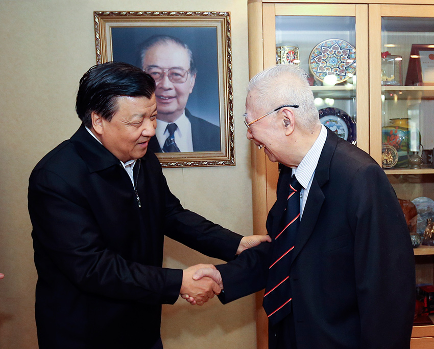 劉云山看望我國(guó)著名物理化學(xué)家,、中國(guó)科學(xué)院院士張存浩。新華社記者 丁林 攝