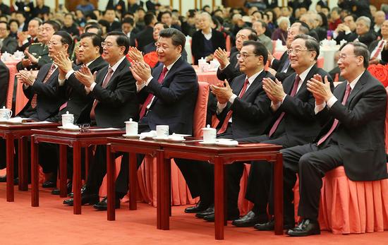2016年2月6日,,中共中央,、國(guó)務(wù)院在北京人民大會(huì)堂舉行2016年春節(jié)團(tuán)拜會(huì),。黨和國(guó)家領(lǐng)導(dǎo)人習(xí)近平、李克強(qiáng),、張德江,、俞正聲、劉云山,、王岐山,、張高麗等同首都各界人士歡聚一堂,共慶佳節(jié),。 新華社記者 龐興雷 攝