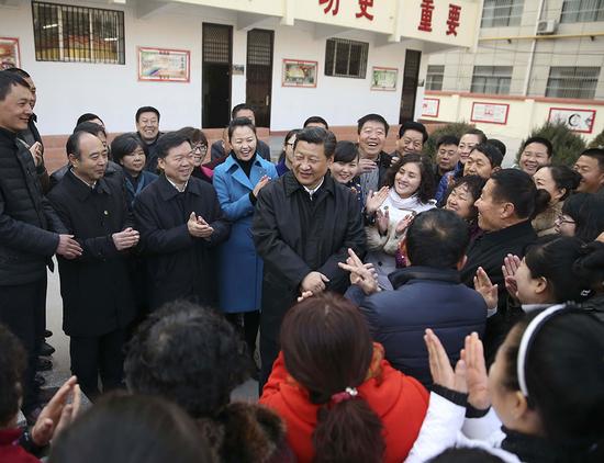 2015年2月14日上午,,習(xí)近平在延安市楊家?guī)X福州希望小學(xué)視察后,與聞?dòng)嵹s來的附近群眾親切交流并向大家拜年,。 新華社記者 蘭紅光 攝