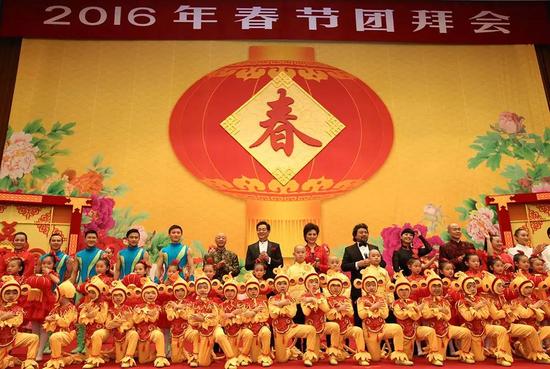 2016年2月6日,,中共中央、國(guó)務(wù)院在北京人民大會(huì)堂舉行2016年春節(jié)團(tuán)拜會(huì),。這是在團(tuán)拜會(huì)上參加表演的演員,。 新華社記者 龐興雷 攝