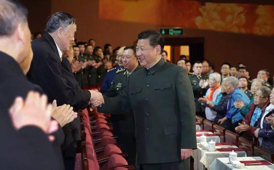 2016年1月28日,,中央軍委慰問駐京部隊(duì)老干部迎新春文藝演出在北京舉行。中共中央總書記,、國(guó)家主席,、中央軍委主席習(xí)近平出席,向在場(chǎng)的軍隊(duì)老同志,,向全軍離退休老干部,,致以新春?jiǎn)柡蚝妥8!P氯A社記者 李剛 攝