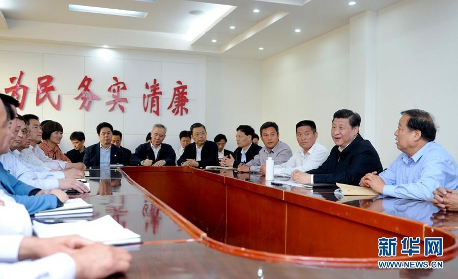 圖為:2014年 5月9日至10日,中共中央總書(shū)記,、國(guó)家主席,、中央軍委主席習(xí)近平在河南省考察工作。這是5月9 日下午,,習(xí)近平在尉氏縣張市鎮(zhèn)同鎮(zhèn)村干部和村民代表座談,。