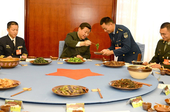 習(xí)近平與官兵吃“紅軍飯”,，為官兵夾菜,。據(jù)中國(guó)軍網(wǎng)/軍報(bào)記者