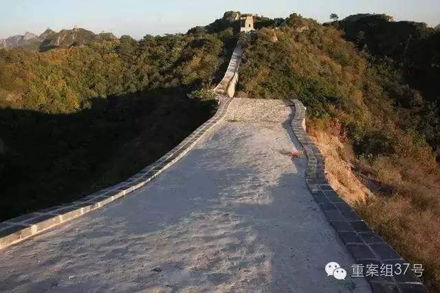 修繕后的小河口長(zhǎng)城,，有網(wǎng)友形容為“一條窄窄的水渠里盛滿了固體的無(wú)法流動(dòng)的水”,。 網(wǎng)友供圖