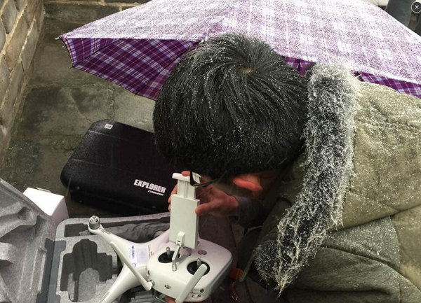 20日下午,，延慶八達(dá)嶺開始飄雪,，中國氣象頻道記者正在準(zhǔn)備拍攝。