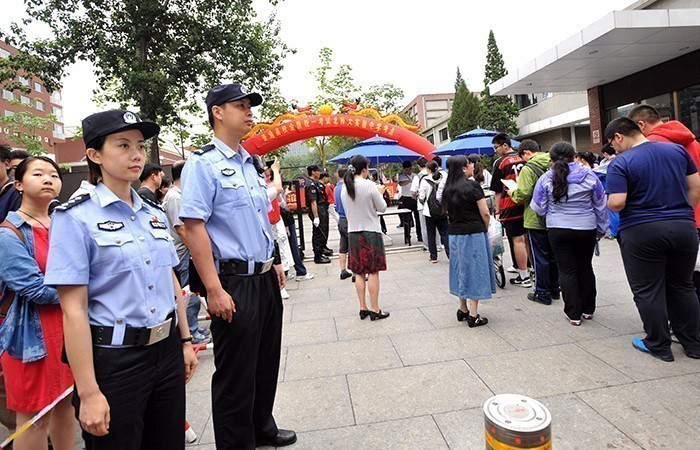 針對(duì)接警處警,、現(xiàn)場(chǎng)取證,、窗口服務(wù)等8個(gè)方面存在的突出問(wèn)題,目前已整改執(zhí)法問(wèn)題2.2萬(wàn)余件,,初步實(shí)現(xiàn)了查擺一批執(zhí)法突出問(wèn)題,、整治一批執(zhí)法頑癥痼疾、問(wèn)責(zé)一批執(zhí)法嚴(yán)重過(guò)錯(cuò)人員,、推樹(shù)一批執(zhí)法先進(jìn)典型,、完善一批執(zhí)法標(biāo)準(zhǔn)和操作規(guī)程“五個(gè)一批”的目標(biāo)。期間,,全局110投訴同比,、環(huán)比分別下降25%和48.5%。