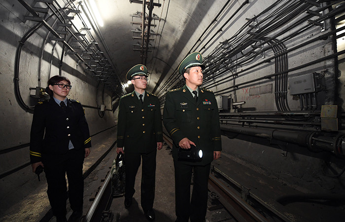 一年來(lái),,首都公安機(jī)關(guān)廣大公安民警英勇奮戰(zhàn),頑強(qiáng)拼搏,,在歷次重大安保和繁重任務(wù)中經(jīng)受住了血與火,、生與死的考驗(yàn),先后有9名民警因公犧牲在他們?nèi)找篂橹畩^戰(zhàn)的神圣崗位上,,216名民警因公負(fù)傷,。事實(shí)證明,首都公安是一支不怕流血,、不怕?tīng)奚?、忠于職守、甘于奉獻(xiàn)的隊(duì)伍,,是一支關(guān)鍵時(shí)刻拉得出,、危急時(shí)刻沖得上、特別能吃苦,、特別能戰(zhàn)斗的隊(duì)伍,,是一支永爭(zhēng)第一、正氣浩蕩、鐵骨錚錚,、英雄輩出的隊(duì)伍,。