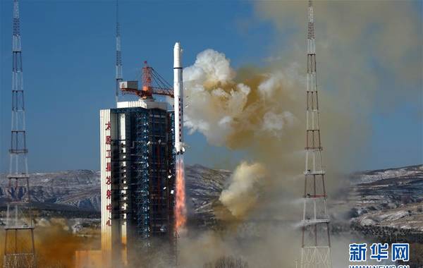 　　1月9日11時24分，我國在太原衛(wèi)星發(fā)射中心用長征二號丁運(yùn)載火箭，將高景一號03、04星發(fā)射升空，衛(wèi)星順利進(jìn)入預(yù)定軌道，中國航天2018年首次發(fā)射任務(wù)取得圓滿成功。 　　新華社記者 曹陽 攝